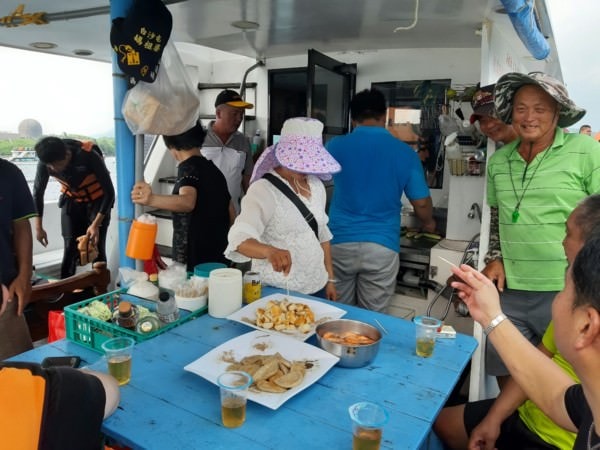 墾丁包船遊艇水上玩到飽&大鵬灣遊湖吃蚵吃到飽 初體驗