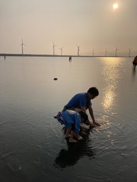 漫步清水，鰲峰山蹓小孩+國際級夕陽-高美溼地一日遊，餓了就來吃米糕。
