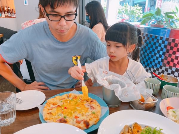 台中大里【猴子披薩】親民平價義式料理，披薩、義麵、燉飯都好吃!適合全家大小、朋友聚會的餐廳。