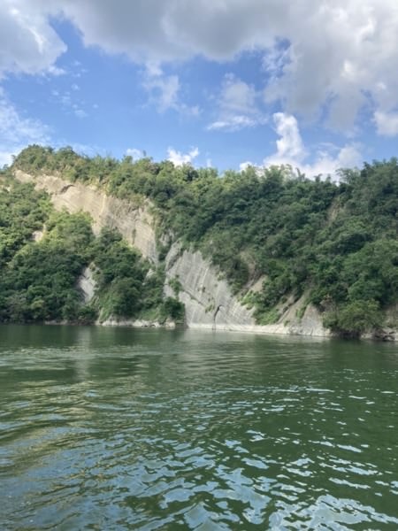 2021大埔水庫節兩日遊-原來大埔這麼美!(上)坐觀光遊艇賞山豬、看老鷹，全台唯一水庫合法釣魚平台釣魚。