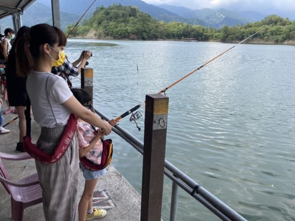 2021大埔水庫節兩日遊-原來大埔這麼美!(上)坐觀光遊艇賞山豬、看老鷹，全台唯一水庫合法釣魚平台釣魚。