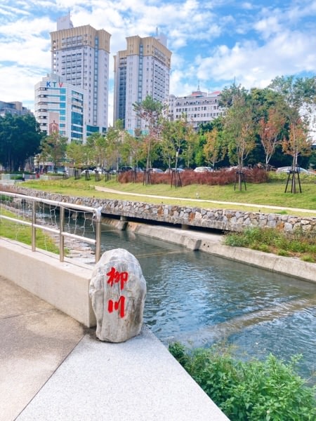 台中第五市場蚵仔粥，好吃平價，炸物必點。順遊2021耶誕嘉年華活動-柳川水岸景觀步道。