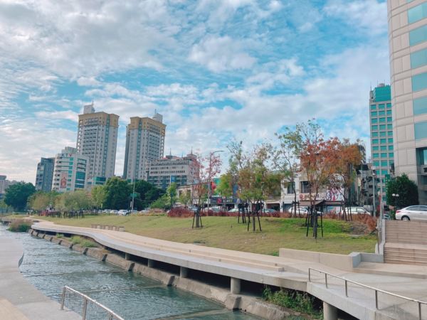 台中第五市場蚵仔粥，好吃平價，炸物必點。順遊2021耶誕嘉年華活動-柳川水岸景觀步道。