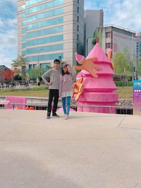 台中第五市場蚵仔粥，好吃平價，炸物必點。順遊2021耶誕嘉年華活動-柳川水岸景觀步道。