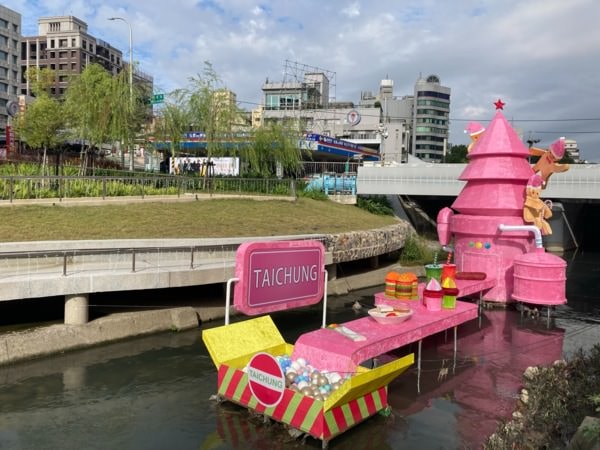 台中第五市場蚵仔粥，好吃平價，炸物必點。順遊2021耶誕嘉年華活動-柳川水岸景觀步道。