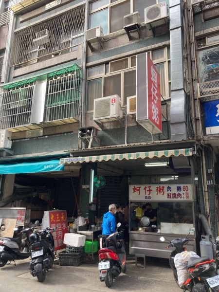 台中第五市場蚵仔粥，好吃平價，炸物必點。順遊2021耶誕嘉年華活動-柳川水岸景觀步道。