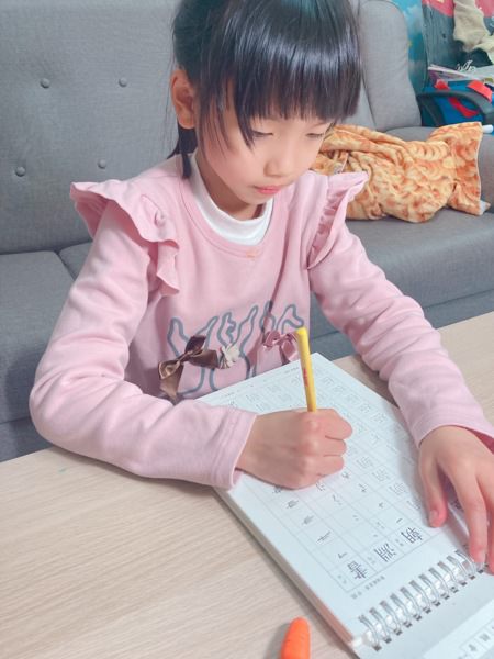 【關關破】中文、英文凹槽筆順練習簿-克服書寫障礙，孩子在家輕鬆自學漢字。刻意練習，練出一手好字。