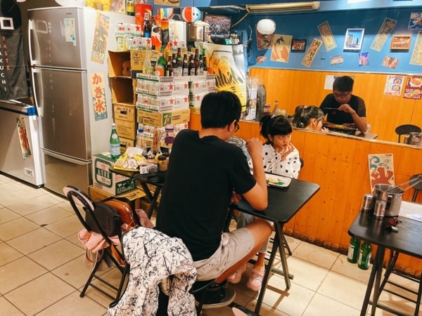 台中中區【太原串燒】-高CP值平價居酒屋，兩大一小只花800元吃超撐!豆皮必點，是我吃過為好吃的豆皮了!