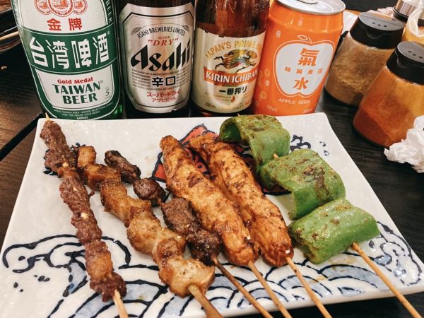 台中中區【太原串燒】-高CP值平價居酒屋，兩大一小只花800元吃超撐!豆皮必點，是我吃過為好吃的豆皮了!