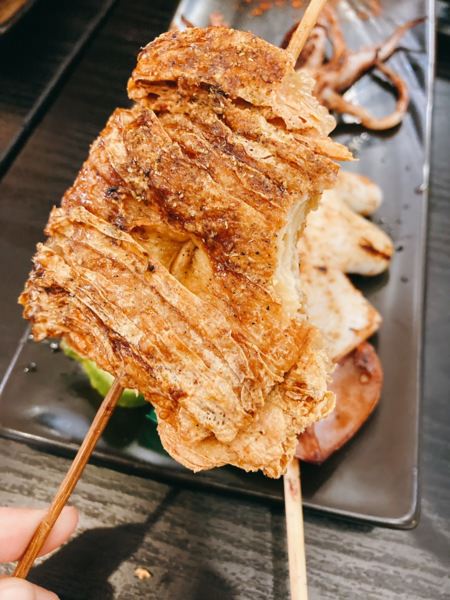台中中區【太原串燒】-高CP值平價居酒屋，兩大一小只花800元吃超撐!豆皮必點，是我吃過為好吃的豆皮了!