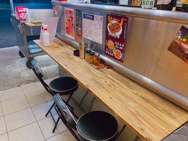 台中中區【太原串燒】-高CP值平價居酒屋，兩大一小只花800元吃超撐!豆皮必點，是我吃過為好吃的豆皮了!