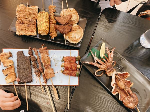 台中中區【太原串燒】-高CP值平價居酒屋，兩大一小只花800元吃超撐!豆皮必點，是我吃過為好吃的豆皮了!