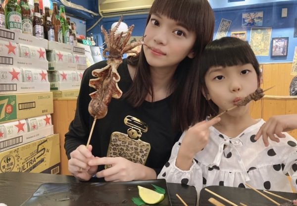 台中中區【太原串燒】-高CP值平價居酒屋，兩大一小只花800元吃超撐!豆皮必點，是我吃過為好吃的豆皮了!