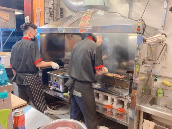 台中中區【太原串燒】-高CP值平價居酒屋，兩大一小只花800元吃超撐!豆皮必點，是我吃過為好吃的豆皮了!
