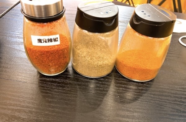 台中中區【太原串燒】-高CP值平價居酒屋，兩大一小只花800元吃超撐!豆皮必點，是我吃過為好吃的豆皮了!