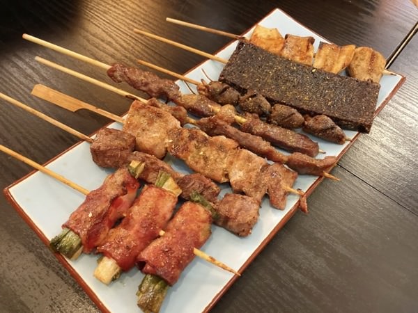 台中中區【太原串燒】-高CP值平價居酒屋，兩大一小只花800元吃超撐!豆皮必點，是我吃過為好吃的豆皮了!