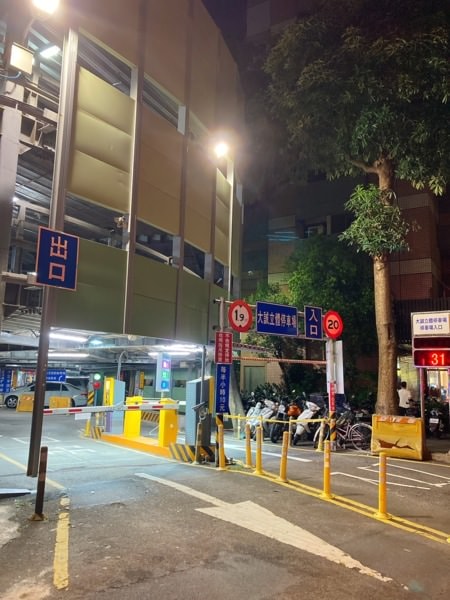 台中中區【太原串燒】-高CP值平價居酒屋，兩大一小只花800元吃超撐!豆皮必點，是我吃過為好吃的豆皮了!