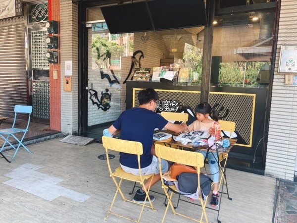 台中大里【惡魔島世界炸雞】-八國聯軍炸雞，現點現炸鮮嫩多汁，炸雞創意吃法在這裡!美式炸雞、韓式炸雞、碳烤雞排通通有，一次滿足。
