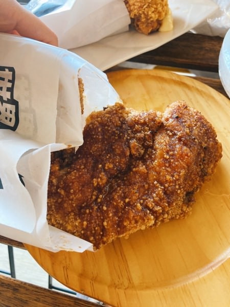 台中大里【惡魔島世界炸雞】-八國聯軍炸雞，現點現炸鮮嫩多汁，炸雞創意吃法在這裡!美式炸雞、韓式炸雞、碳烤雞排通通有，一次滿足。