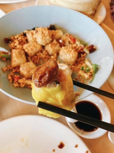 高雄港粵料理推薦-高雄義大皇家酒店【皇樓中餐廳】，米其林新主廚新風貌，品嚐頂級粵菜。吃飽順遊義大OUTLET MALL，乘坐摩天輪，美麗景致盡收眼底。