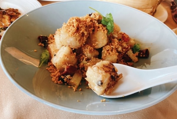高雄港粵料理推薦-高雄義大皇家酒店【皇樓中餐廳】，米其林新主廚新風貌，品嚐頂級粵菜。吃飽順遊義大OUTLET MALL，乘坐摩天輪，美麗景致盡收眼底。
