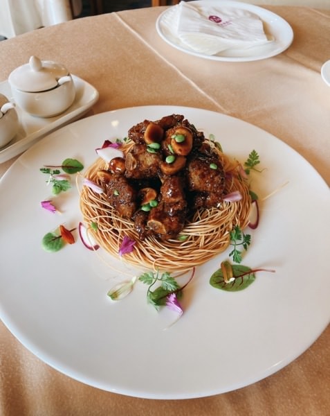 高雄港粵料理推薦-高雄義大皇家酒店【皇樓中餐廳】，米其林新主廚新風貌，品嚐頂級粵菜。吃飽順遊義大OUTLET MALL，乘坐摩天輪，美麗景致盡收眼底。