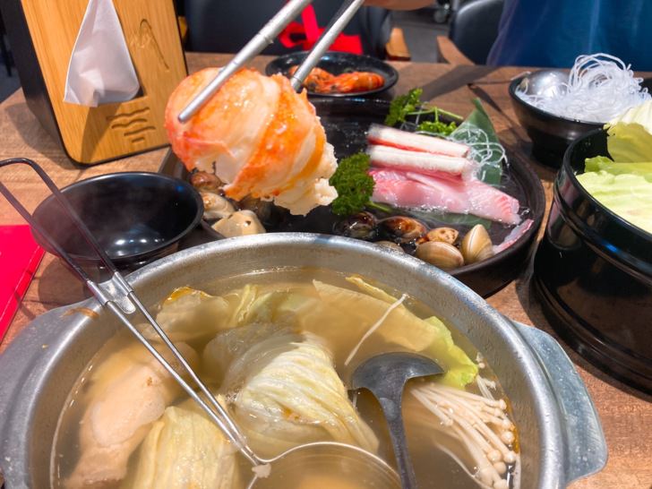台中太平火鍋【上尚坊精緻鍋物】-雙人龍蝦套餐，豪華氣派。天然食材，熬出經典湯頭，無添加人工香料的美味火鍋。