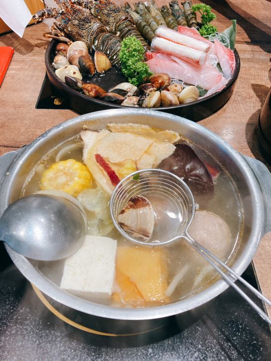 台中太平火鍋【上尚坊精緻鍋物】-雙人龍蝦套餐，豪華氣派。天然食材，熬出經典湯頭，無添加人工香料的美味火鍋。