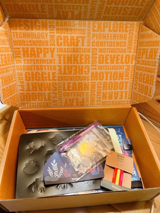 教具開箱【Tinkerer Box】每月配送到家，為3-12歲兒童分齡設計，科學、藝術、創意，全部擁有。中英文雙語可選，快樂陪伴每個有創造力的孩子!