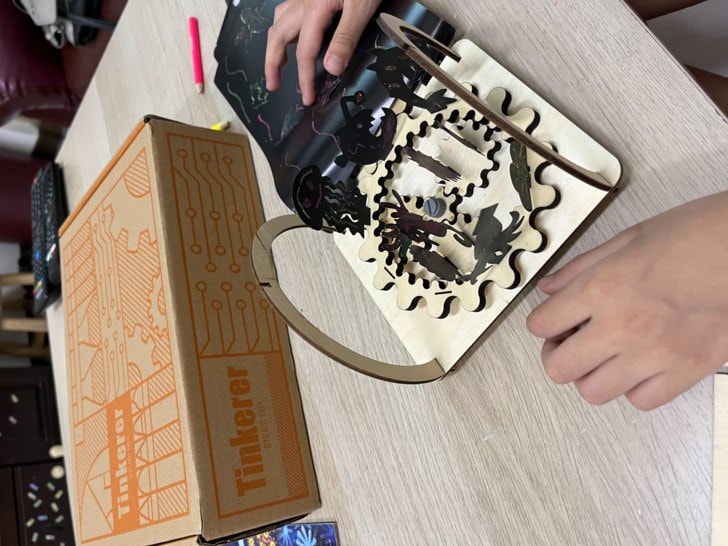 教具開箱【Tinkerer Box】每月配送到家，為3-12歲兒童分齡設計，科學、藝術、創意，全部擁有。中英文雙語可選，快樂陪伴每個有創造力的孩子!