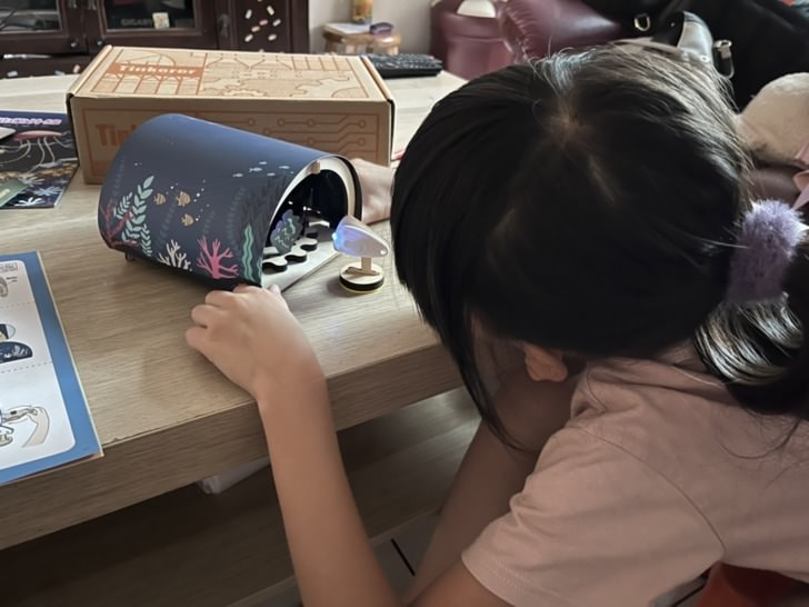 教具開箱【Tinkerer Box】每月配送到家，為3-12歲兒童分齡設計，科學、藝術、創意，全部擁有。中英文雙語可選，快樂陪伴每個有創造力的孩子!