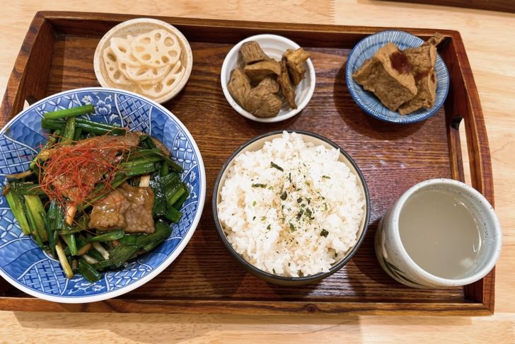 台中北屯餐廳【禾作食堂】一個人也想好好吃飯，中式個人手路菜套餐。炒飯極有水準，外貌與內在兼具的餐廳。