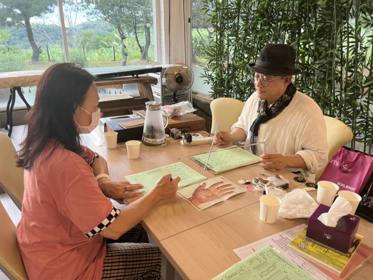 台中【文之森蔬食餐飲圖書館】-餐點好吃，還有咖啡靜心、水晶缽音療、精粹理療按摩、地藏占察、能量晶片、手碟等課程體驗。從白天待到晚上，夕陽、夜景盡收眼底。