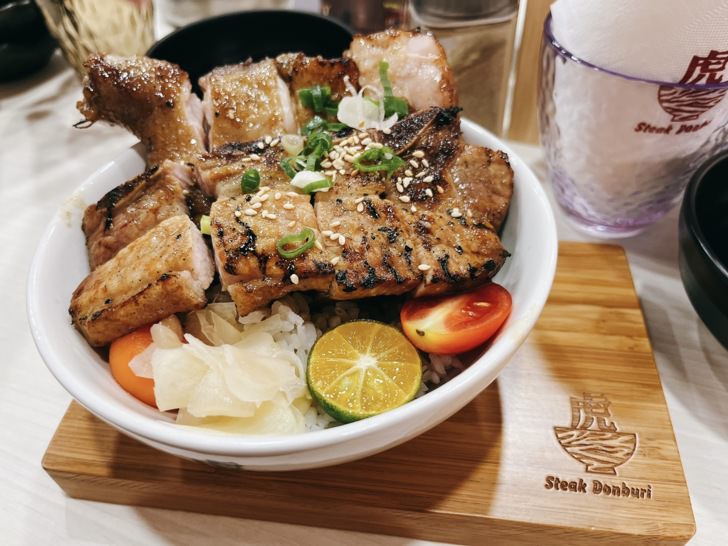 【虎丼厚切牛排丼】台中東山店-雞湯冰淇淋飲料任你吃，爬完大坑最適合大吃一頓!