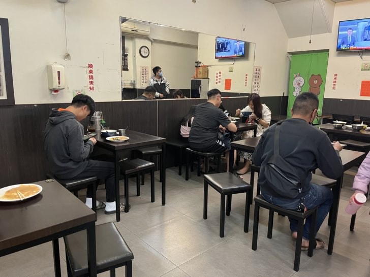 台中捷運美食，北屯在地小吃【蚵博館】-此「蚵」非比「科」，麵線、蚵仔煎必點。傍晚開始營業，辣醬好吃，愛吃辣的不要錯過。