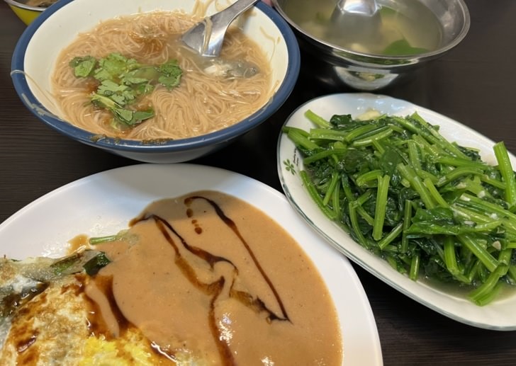 台中捷運美食，北屯在地小吃【蚵博館】-此「蚵」非比「科」，麵線、蚵仔煎必點。傍晚開始營業，辣醬好吃，愛吃辣的不要錯過。