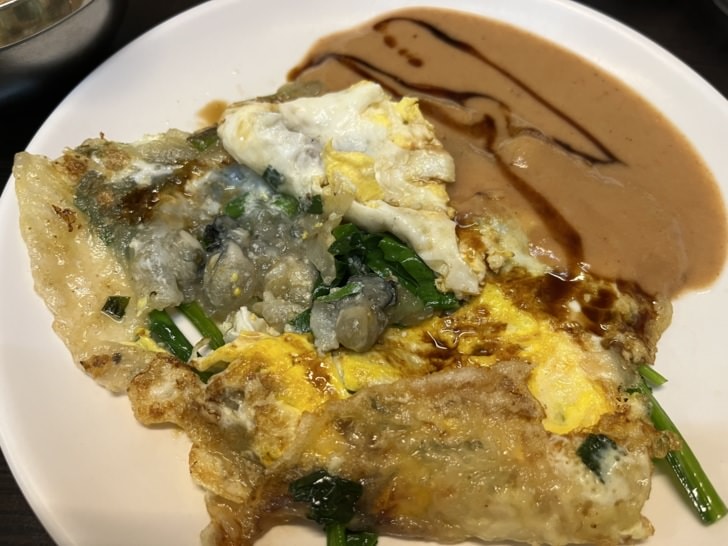 台中捷運美食，北屯在地小吃【蚵博館】-此「蚵」非比「科」，麵線、蚵仔煎必點。傍晚開始營業，辣醬好吃，愛吃辣的不要錯過。