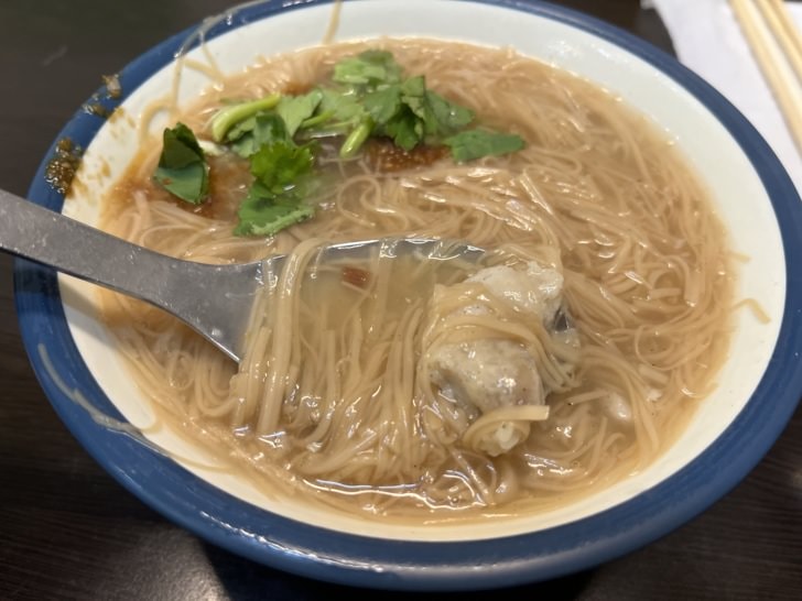 台中捷運美食，北屯在地小吃【蚵博館】-此「蚵」非比「科」，麵線、蚵仔煎必點。傍晚開始營業，辣醬好吃，愛吃辣的不要錯過。