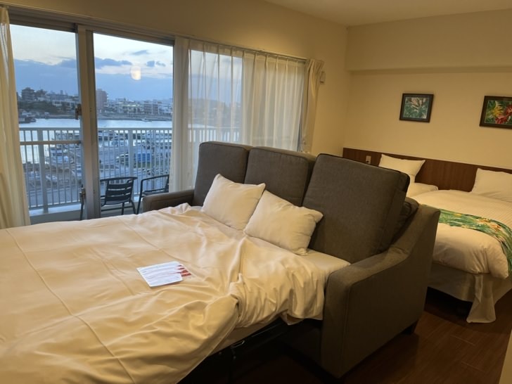 沖繩中部住宿推薦【北谷海濱公寓】-鄰近美國村的公寓式酒店，走路就到壽司郎。簡易廚房，設備齊全，超大海景陽台，CP值極高。