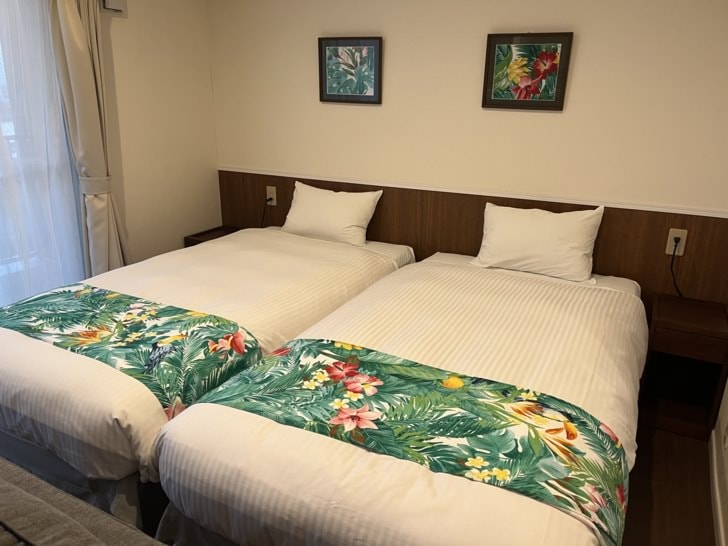 沖繩中部住宿推薦【北谷海濱公寓】-鄰近美國村的公寓式酒店，走路就到壽司郎。簡易廚房，設備齊全，超大海景陽台，CP值極高。
