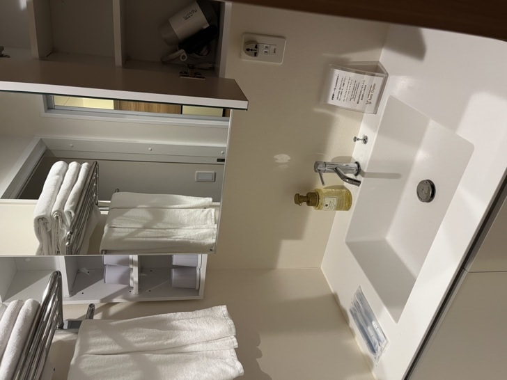 沖繩中部住宿推薦【北谷海濱公寓】-鄰近美國村的公寓式酒店，走路就到壽司郎。簡易廚房，設備齊全，超大海景陽台，CP值極高。
