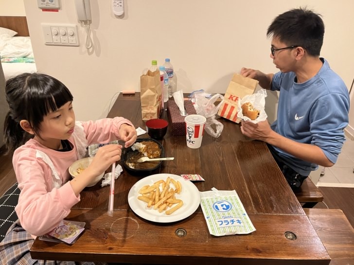 沖繩中部住宿推薦【北谷海濱公寓】-鄰近美國村的公寓式酒店，走路就到壽司郎。簡易廚房，設備齊全，超大海景陽台，CP值極高。