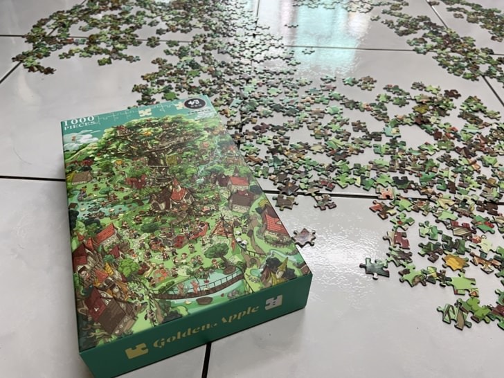 好物謎最新力作-新故事解謎拼圖【金蘋果】-顛覆傳統拼圖的創意新玩法，培養親子之間感情與耐性，拼圖解謎兩種樂趣，一次滿足。