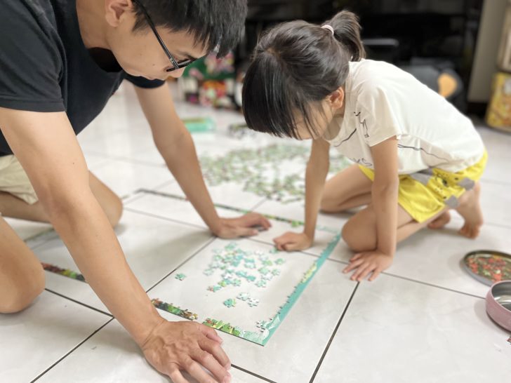 好物謎最新力作-新故事解謎拼圖【金蘋果】-顛覆傳統拼圖的創意新玩法，培養親子之間感情與耐性，拼圖解謎兩種樂趣，一次滿足。