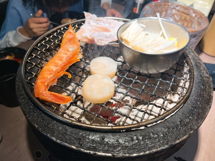 新北三重燒烤吃到飽【名炙炭火燒肉】-近三和國中捷運站，經典炭火，頂級燒肉。居酒屋風格，品嚐和牛海鮮只要659元起。