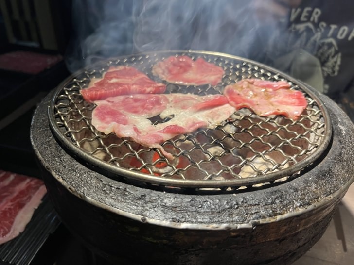 新北三重燒烤吃到飽【名炙炭火燒肉】-近三和國中捷運站，經典炭火，頂級燒肉。居酒屋風格，品嚐和牛海鮮只要659元起。