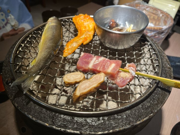 新北三重燒烤吃到飽【名炙炭火燒肉】-近三和國中捷運站，經典炭火，頂級燒肉。居酒屋風格，品嚐和牛海鮮只要659元起。