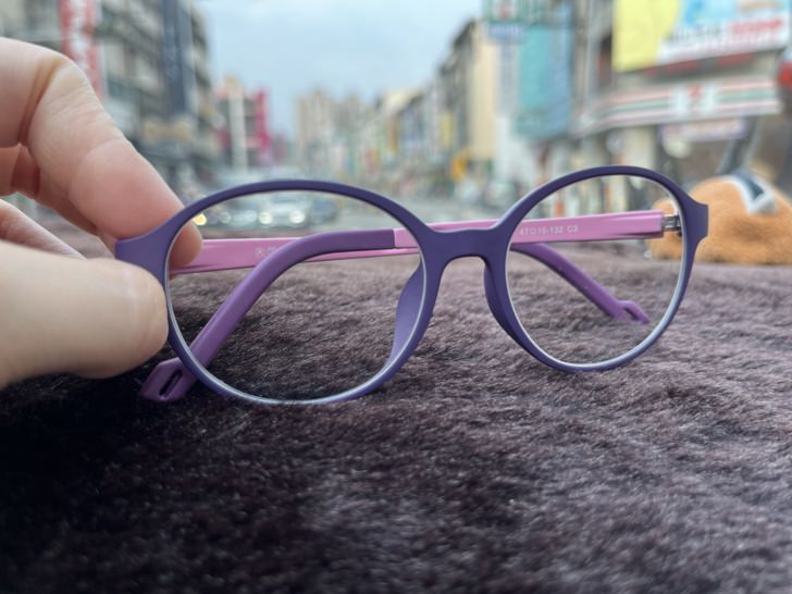 用心守護靈魂之窗【FarNear】EyeCare 兒童護眼抗藍光變色偏光太陽眼鏡-阻隔陽光、紫外光、藍光。搭配晶亮乳酸菌無糖Q軟糖，由內而外一起護眼。