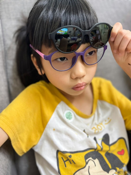 用心守護靈魂之窗【FarNear】EyeCare 兒童護眼抗藍光變色偏光太陽眼鏡-阻隔陽光、紫外光、藍光。搭配晶亮乳酸菌無糖Q軟糖，由內而外一起護眼。