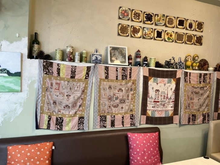 台中咖哩專賣【日日‧伴飯】-位於中國醫藥大學商圈，質感外帶便當首選。也可內用，內部裝潢美式鄉村風，配上優雅音樂，放鬆舒適的用餐環境。